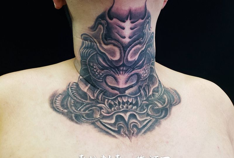 可能是龙纹身图片_颈部欧美写实纹身图案