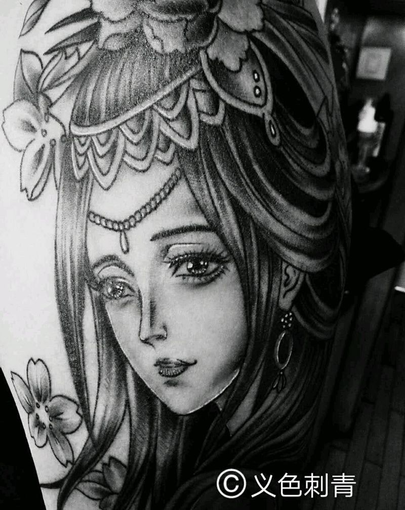 大臂外侧美女图纹身图片