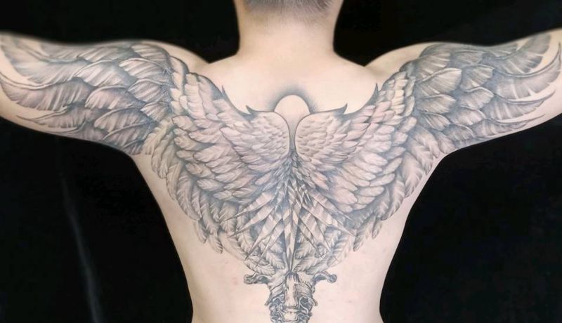 手绘半背翅膀纹身图片_背部欧美写实纹身图案