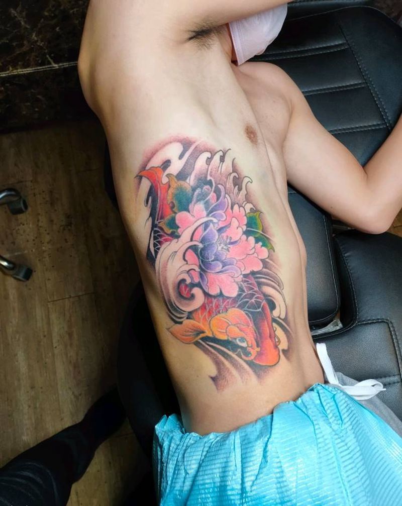 鲤鱼纹身图片_腰部纹身图案