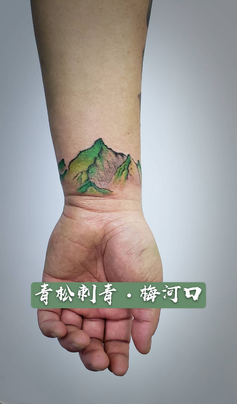 远山纹身图片_手部纹身图案