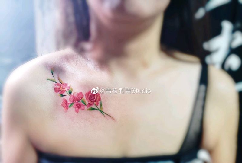 花纹身图片_颈部胸部水彩纹身图案