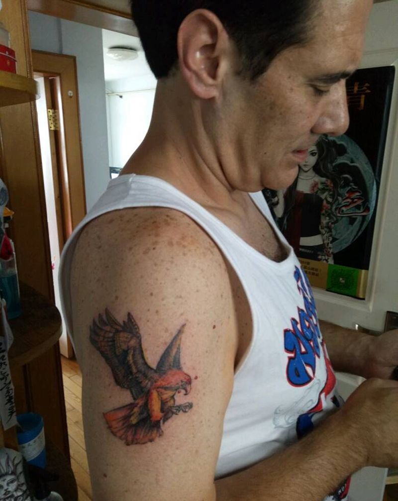 外国友人来纹了一只小鹰！嘻嘻纹身图片