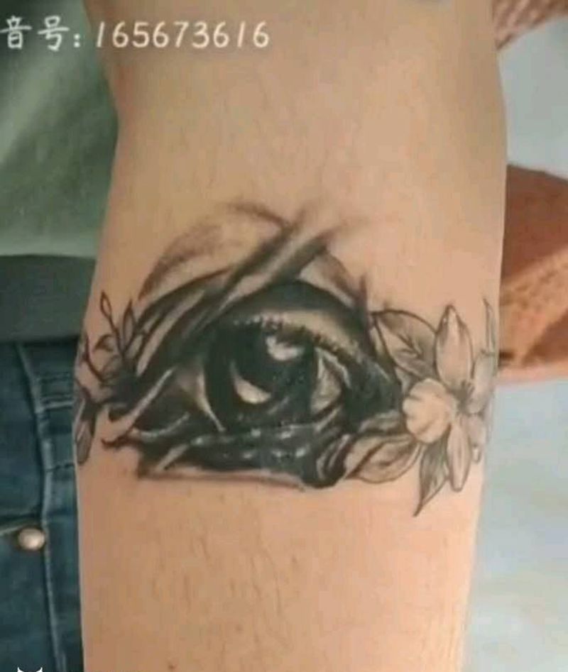 小眼睛纹身图片_欧美写实纹身图案