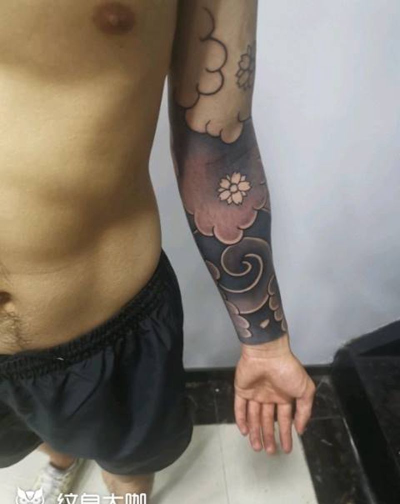 花臂未完纹身图片_手臂老传统板雾纹身图案