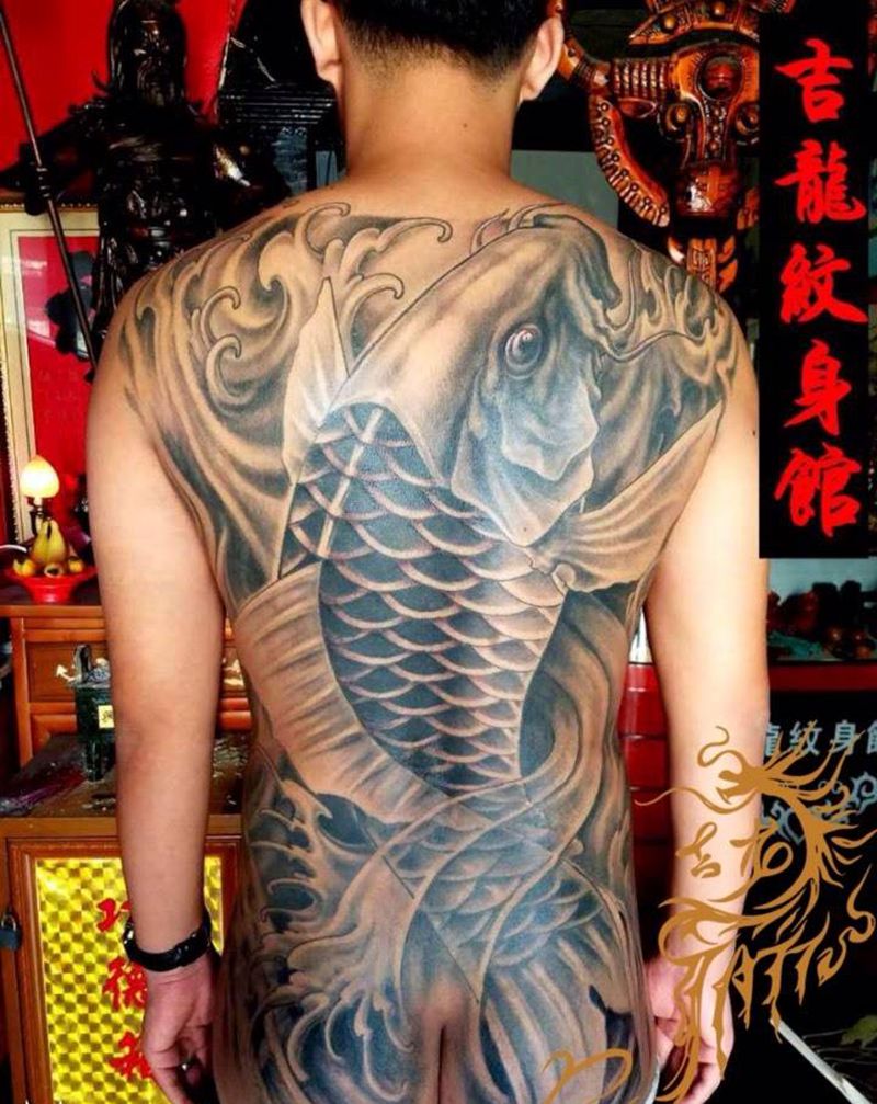 满背鱼纹身图片