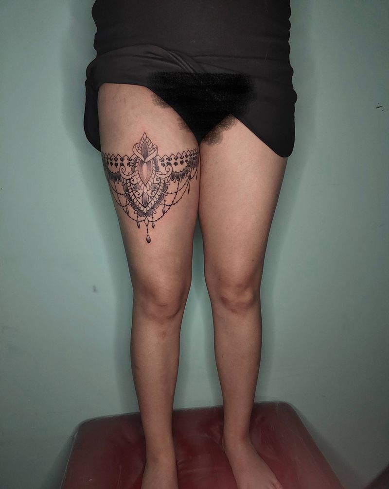 大腿蕾丝纹身图片_腿部点刺纹身图案