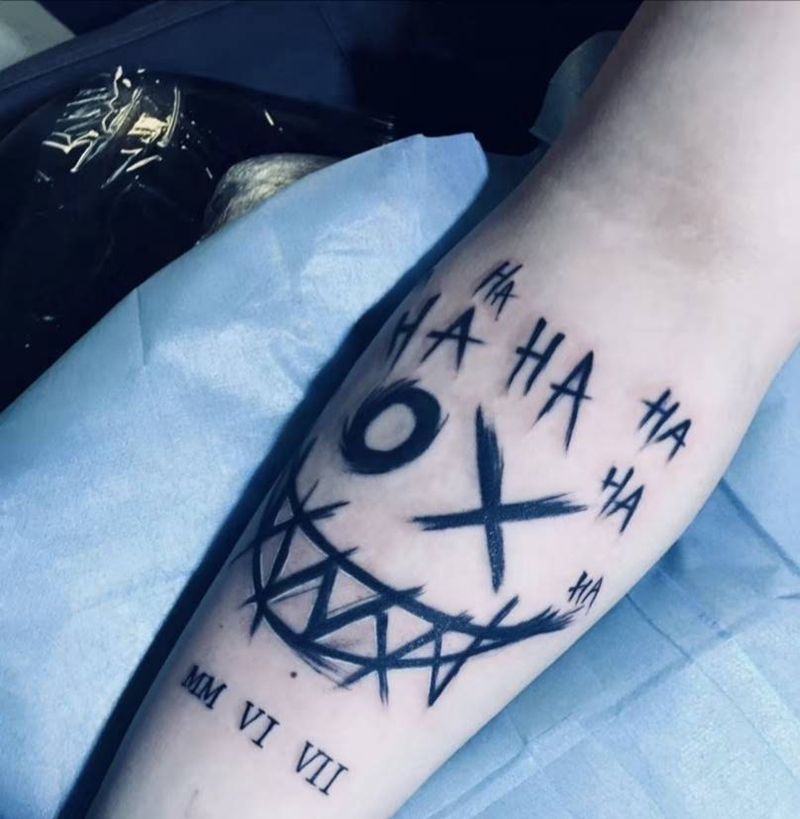 小臂鬼脸纹身图片_手臂Old School图腾纹身图案