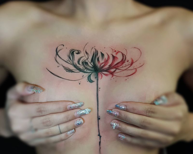 彼岸花纹身图片_胸部水墨纹身图案