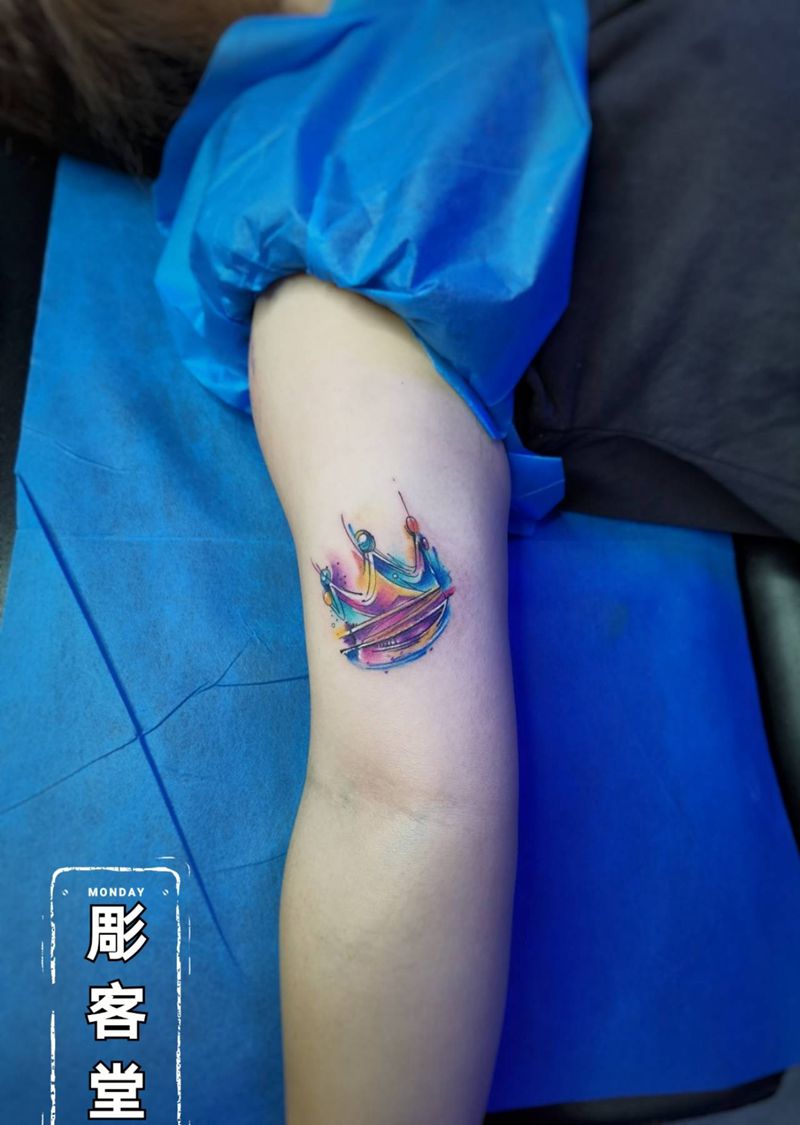 水彩皇冠纹身图片_手臂水彩纹身图案