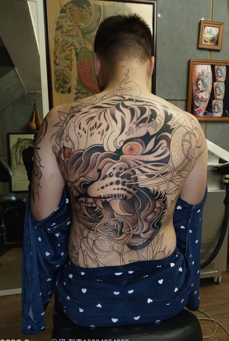 虎纹身图片_背部New School蛇虎斗纹身图案