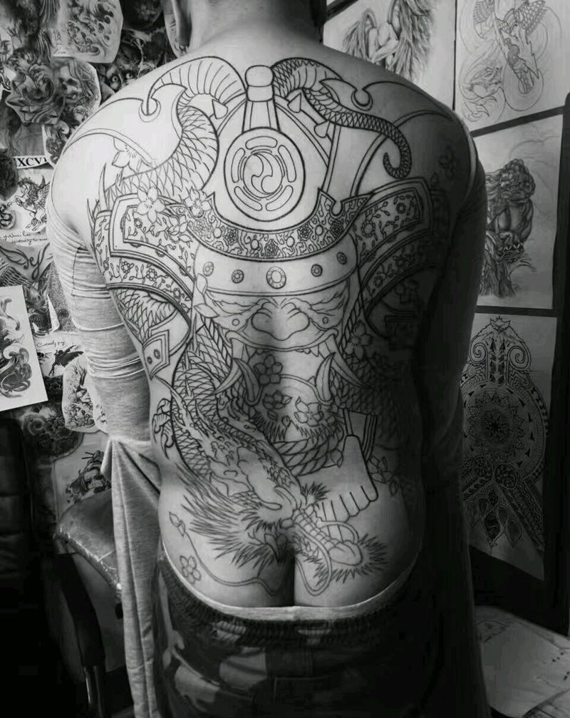 满背鬼武士线条纹身图片