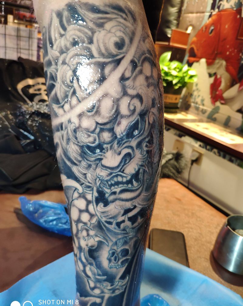 小腿上自带线条的纹身图片_新传统纹身图案