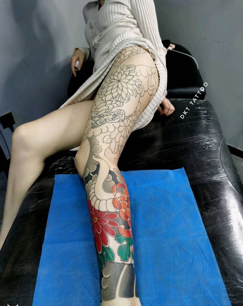 老传统菊花蛇花腿纹身图片_腿部老传统纹身图案