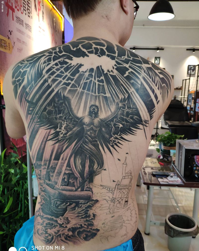 好像叫天裂纹身图片_欧美写实纹身图案