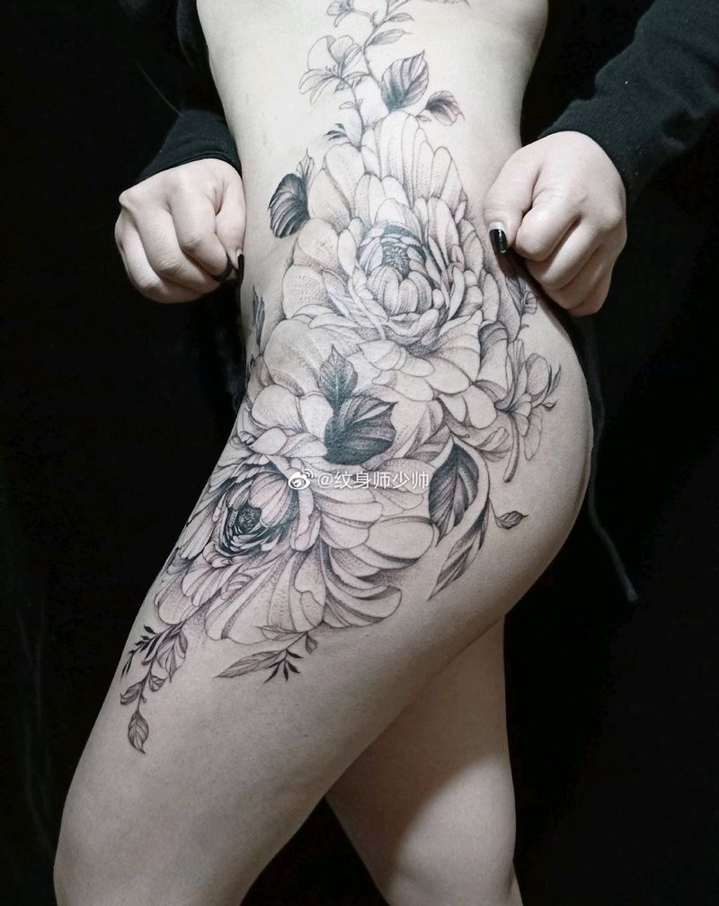 侧腰素花纹身图片_臀部纹身图案