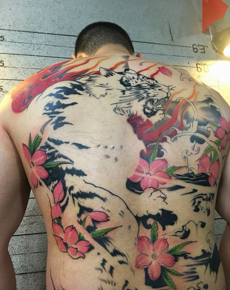 满背虎彩色纹身图片