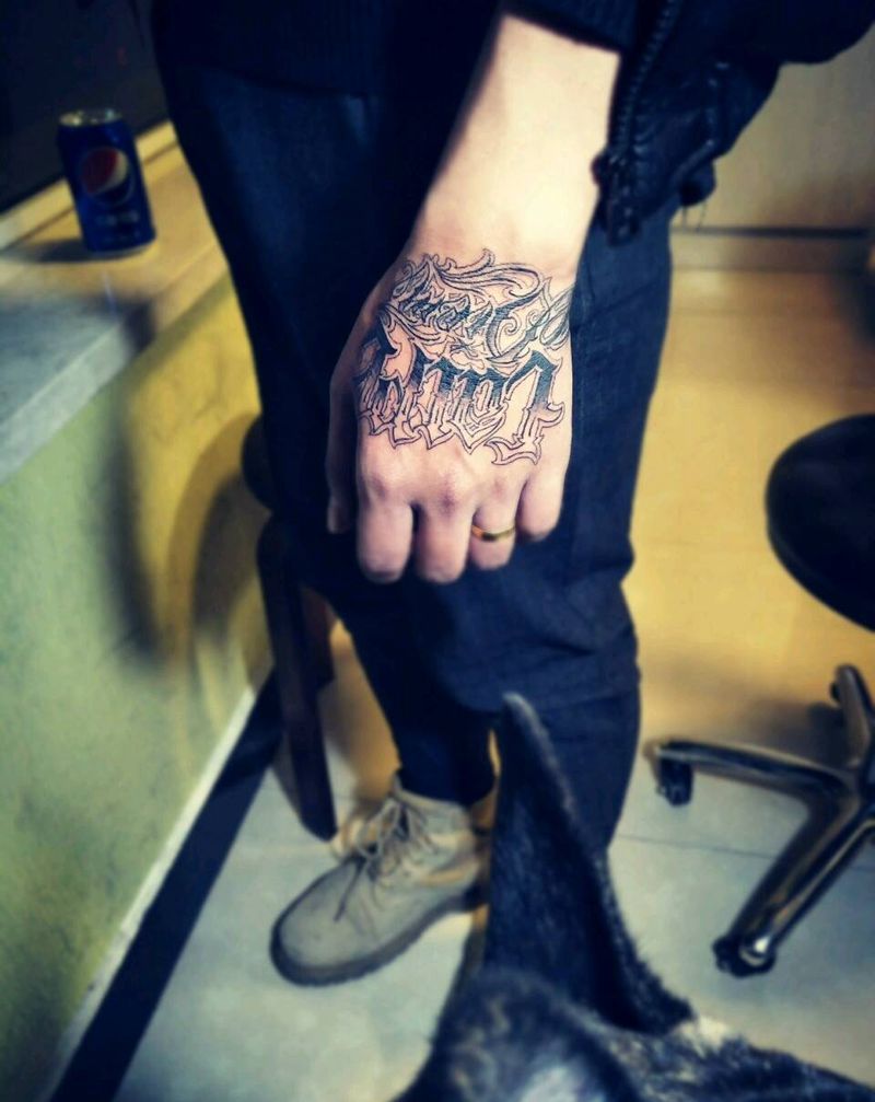 花体字纹身图片_手部纹身图案