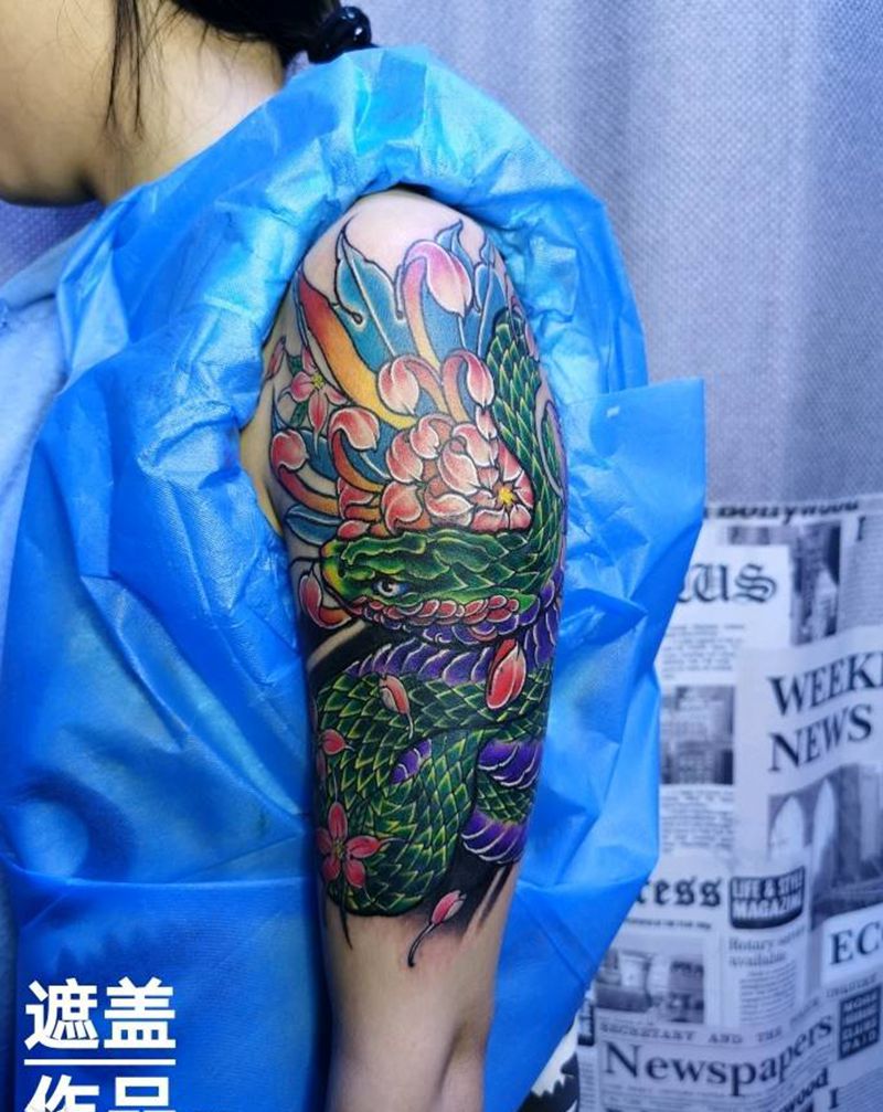 菊花青蛇遮盖作品纹身图片_手臂新传统遮盖纹身图案