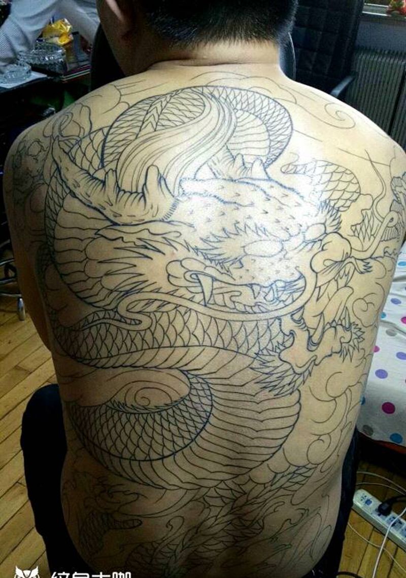 满背龙未完成纹身图片