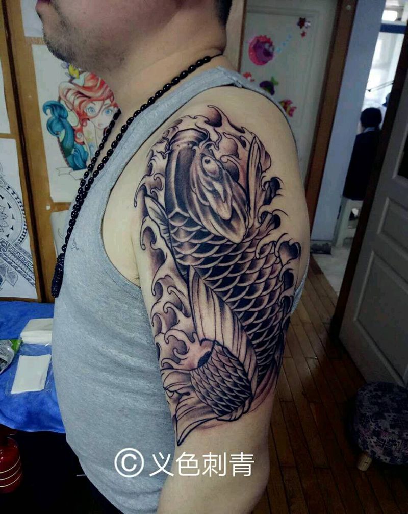 大臂外侧鲤鱼纹身图片