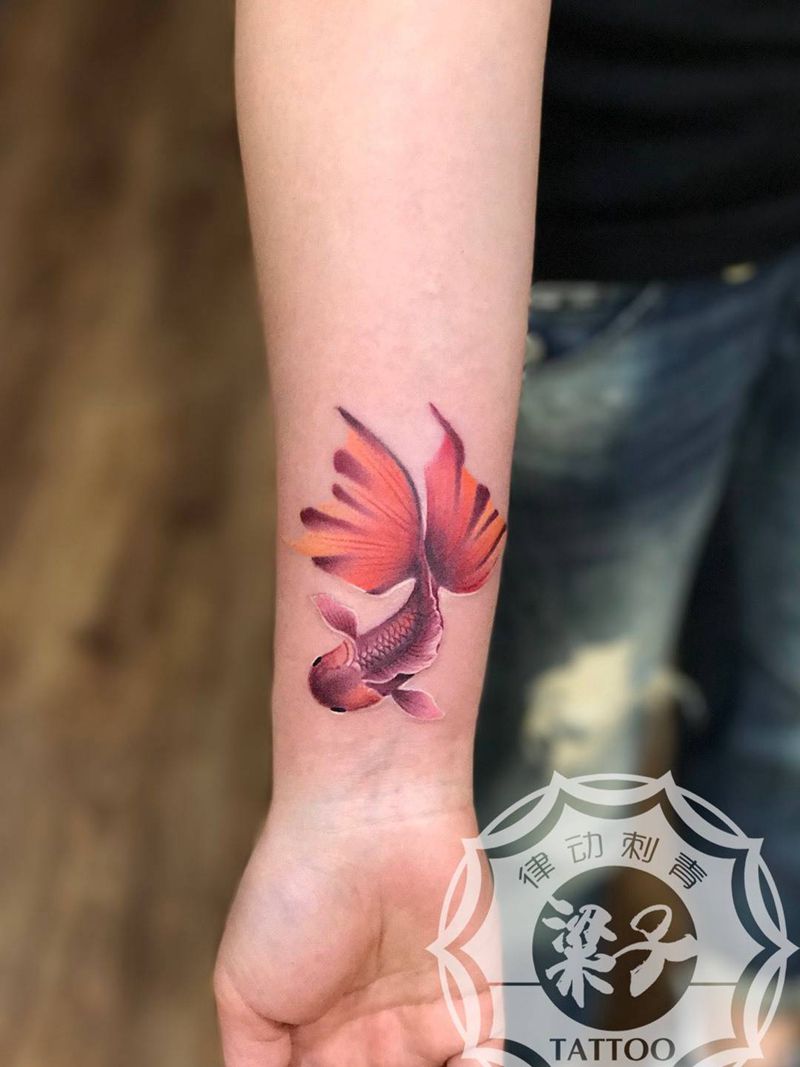 金鱼纹身图片_手臂手部欧美写实水彩纹身图案