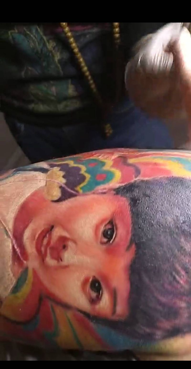 彩色肖像纹身图片_肩部新传统纹身图案