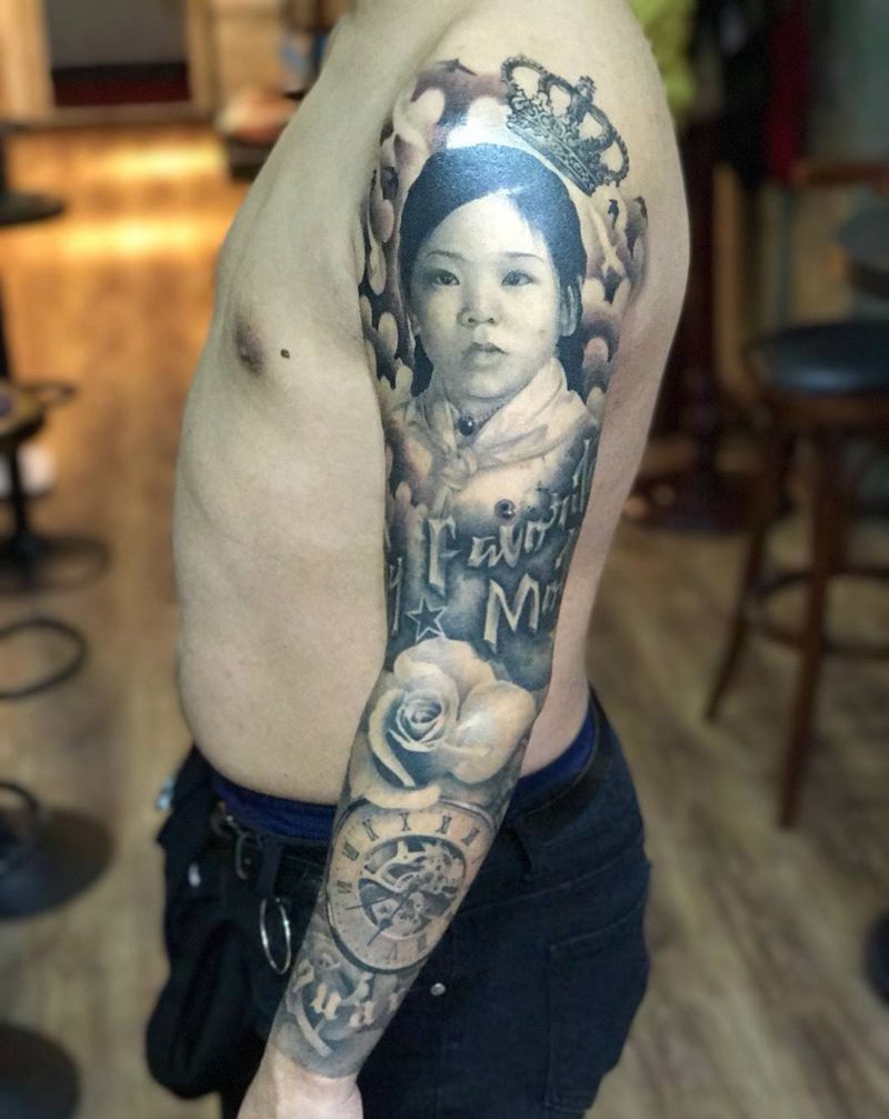 肖像花臂纹身图片_手臂欧美写实花体字肖像怀表纹身图案