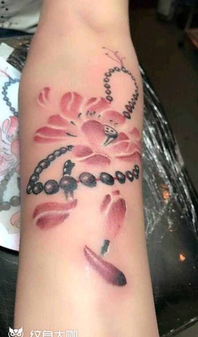 小臂荷花纹身图片_手臂纹身图案
