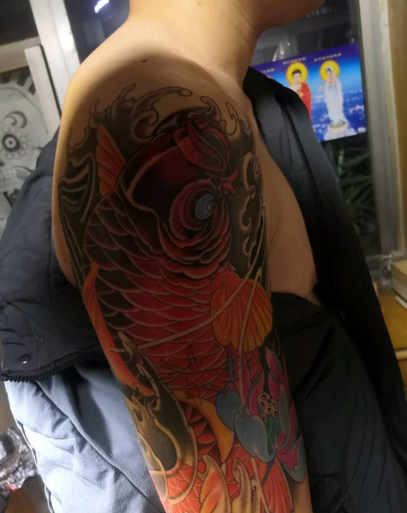 大臂鲤鱼纹身图片_手臂纹身图案