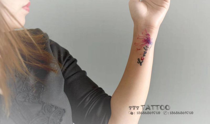 花纹身图片_手部水彩纹身图案