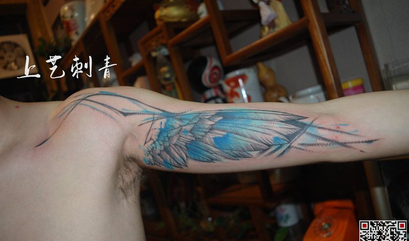 水彩翅膀纹身图片_水墨点刺纹身图案