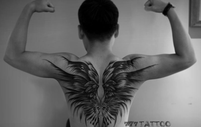 翅膀纹身图片_背部欧美写实翅膀纹身图案