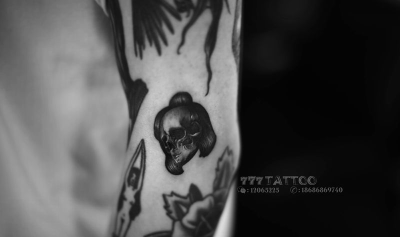 黑纹身图片_手臂Old School纹身图案