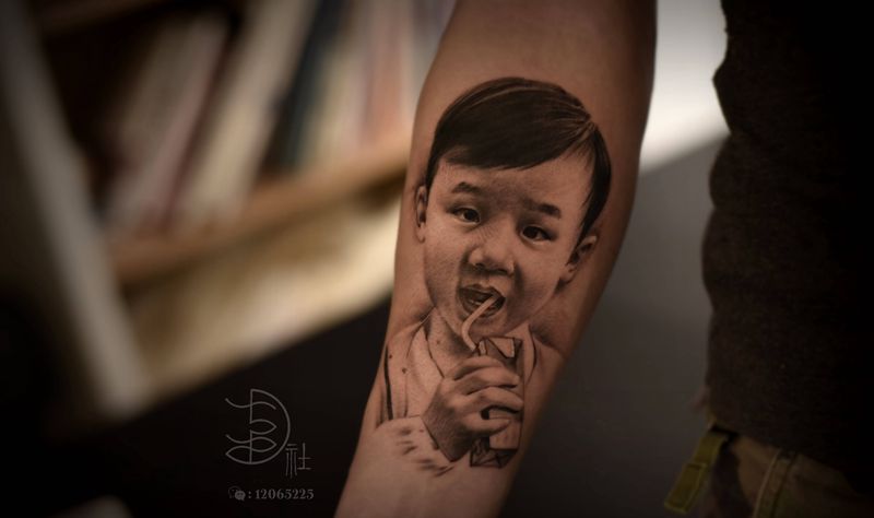 孩子肖像纹身图片_手臂欧美写实纹身图案