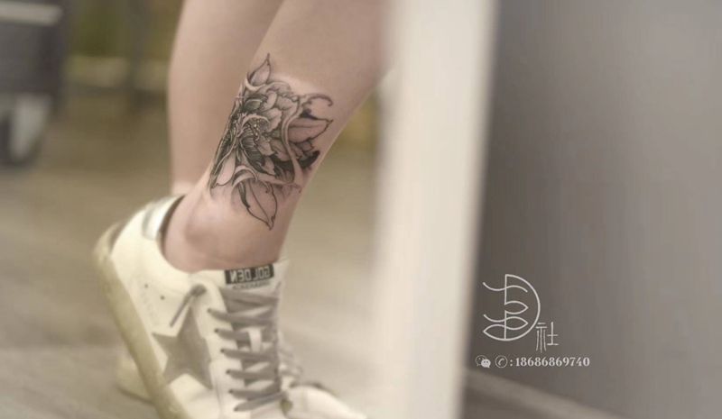 荷花纹身图片_腿部脚部水墨水彩纹身图案