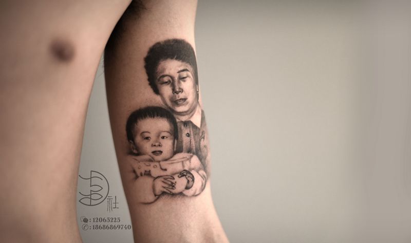 姥姥的记忆纹身图片_手部欧美写实纹身图案