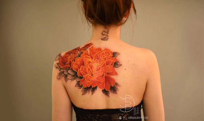 牡丹纹身图片_背部水墨新传统纹身图案