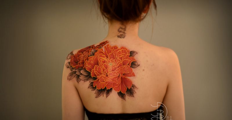 牡丹纹身图片_背部新传统水墨纹身图案