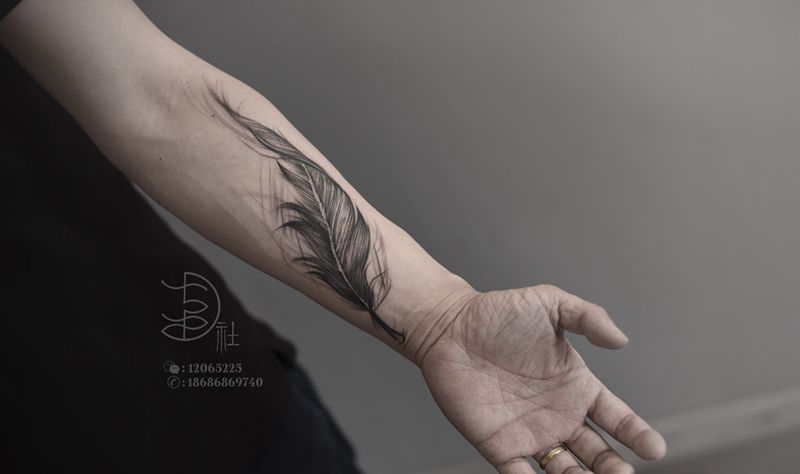 羽毛纹身图片_手臂水墨几何纹身图案