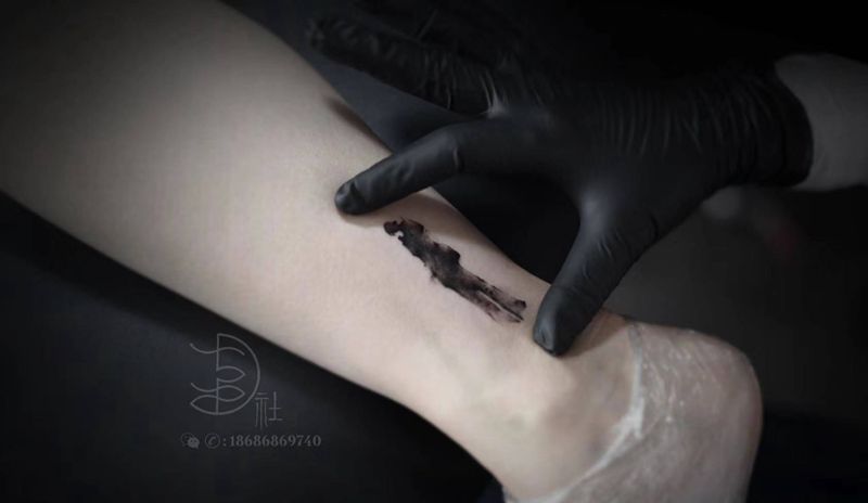 倒影纹身图片_腿部水彩纹身图案