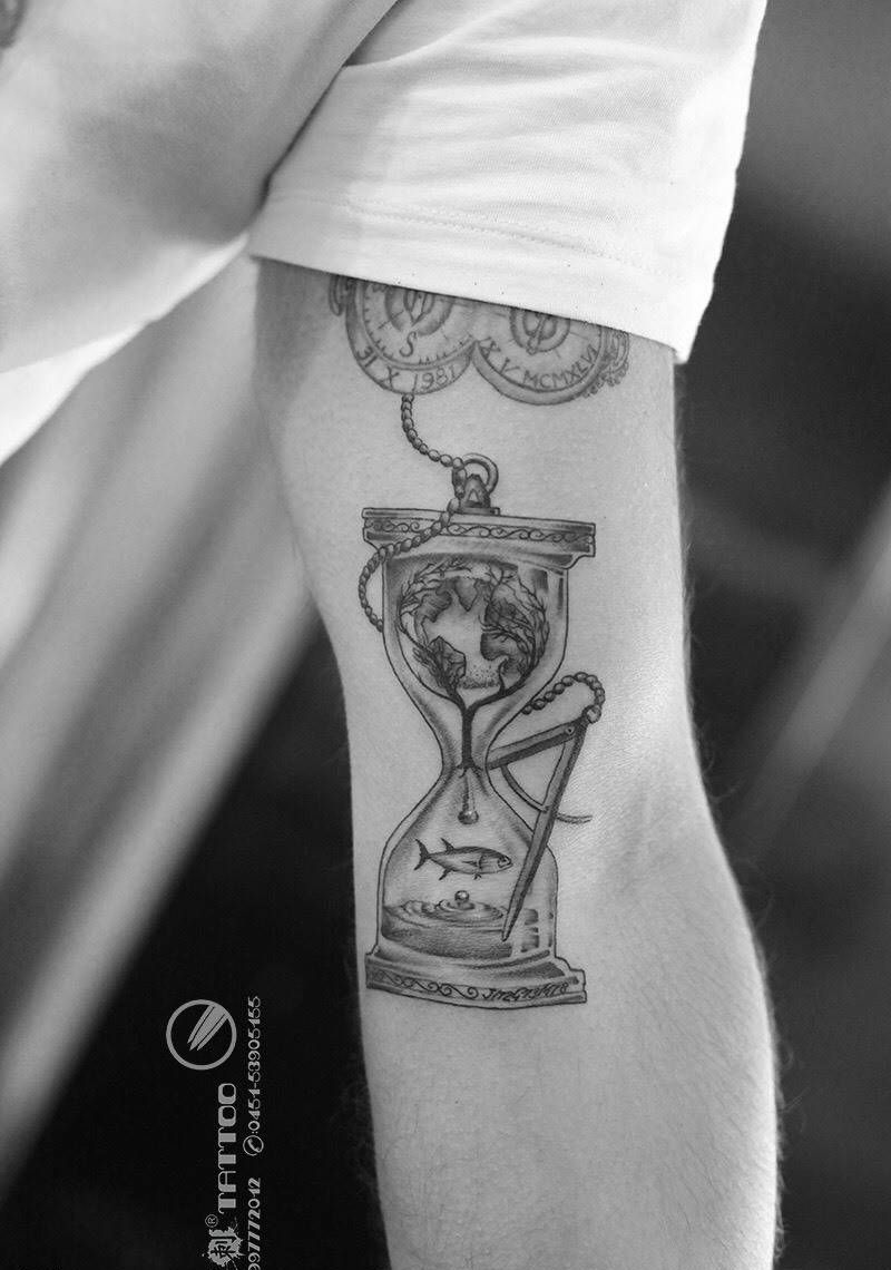 时间的沙漏纹身图片_手臂点刺纹身图案