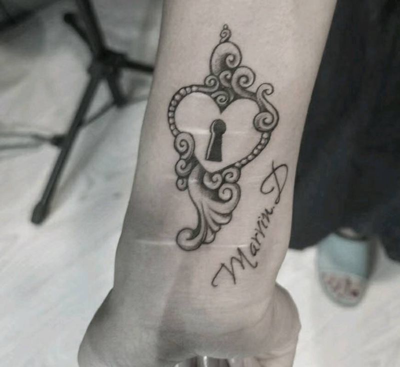 心锁纹身图片_手部点刺几何纹身图案