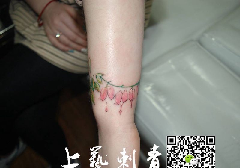 手腕小花一束纹身图片