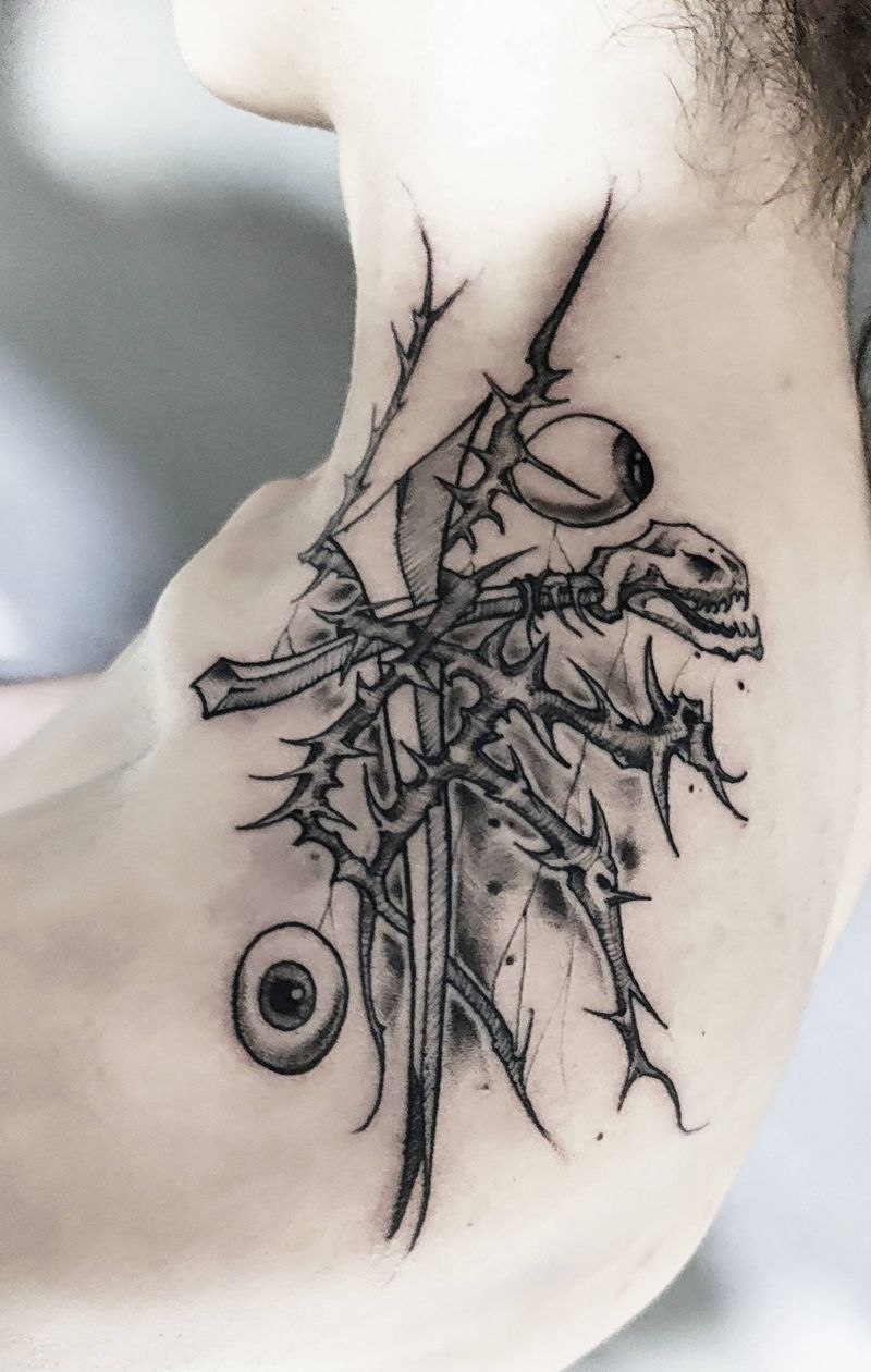 盲盒纹身图片_肩部几何点刺荆棘蛇纹身图案