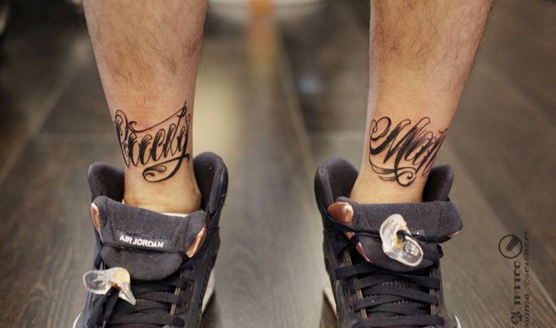 脚腕花体字纹身图片