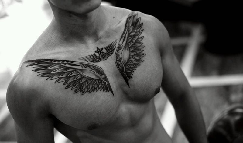翅膀纹身纹身图片_胸部图腾几何纹身图案