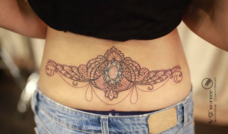 蕾丝腰花纹身图片_腰部几何纹身图案