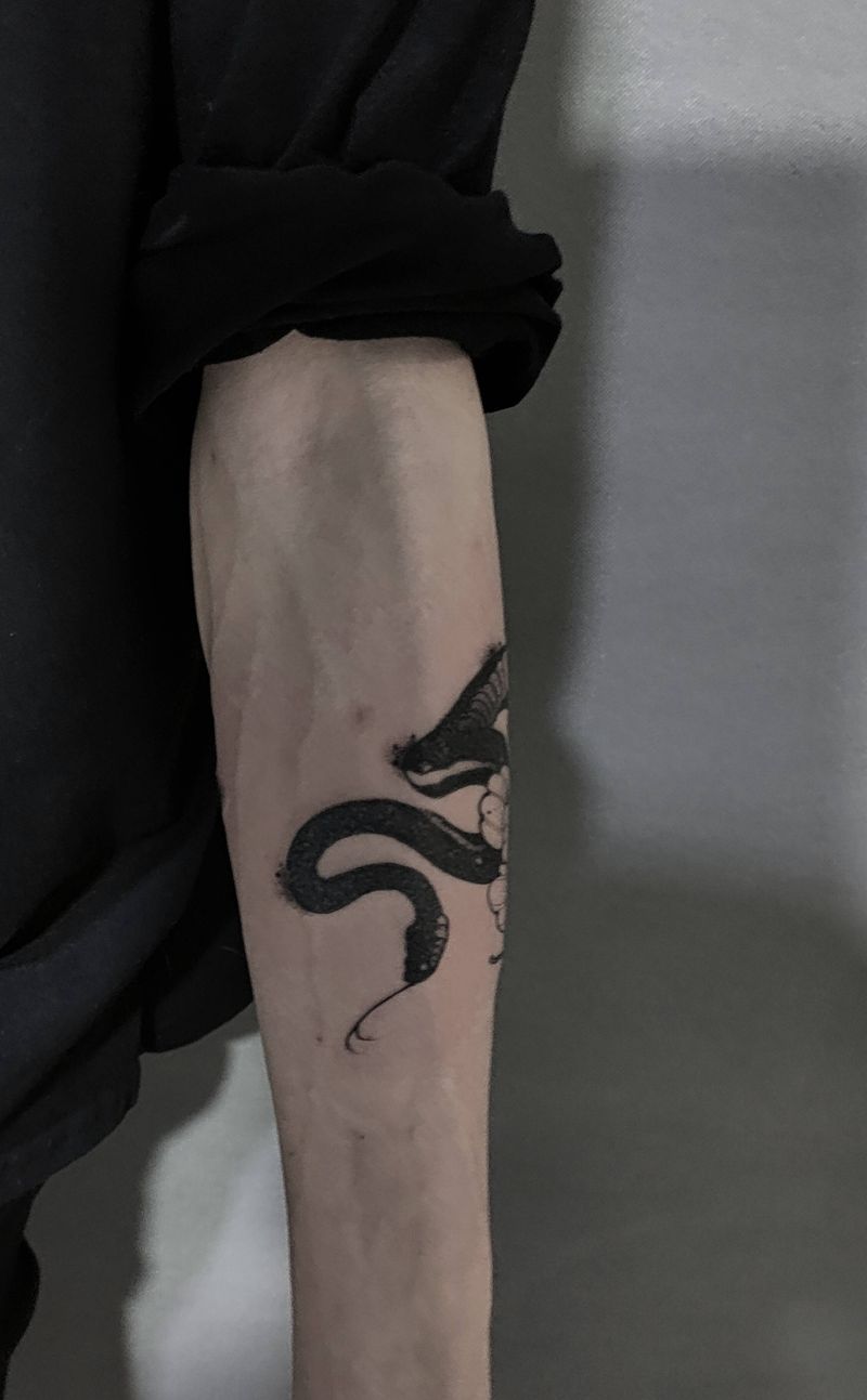暴力遮盖纹身图片_手臂点刺蛇暗黑花纹身图案