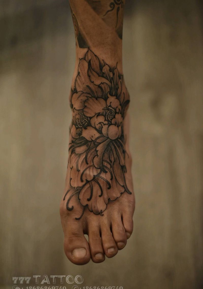 脚面上的传统纹身图片